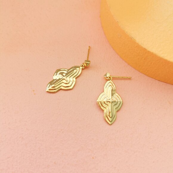 Kendra Scott Jewelry - Kendra Scott - Abbie Gold Metal Drop Earrings - NEW